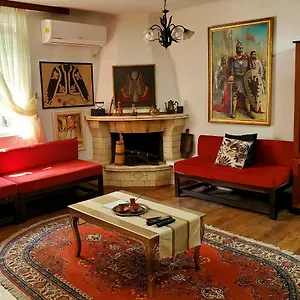 Unique Traditional House, Hosted By J&g تيرانا